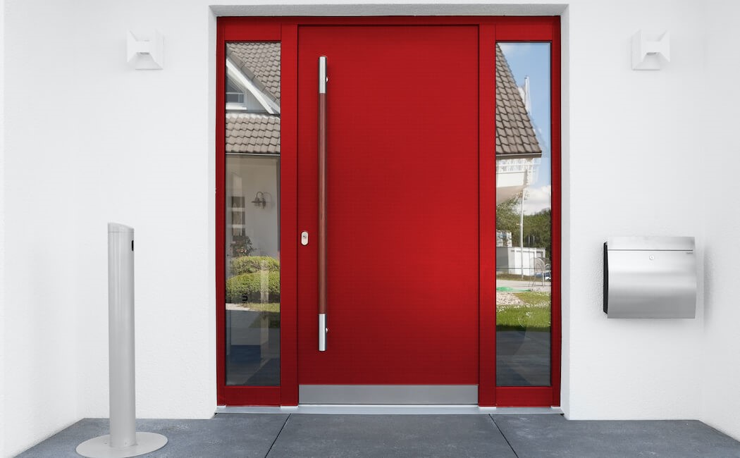 moderne rote Haustür mit Seitenteil