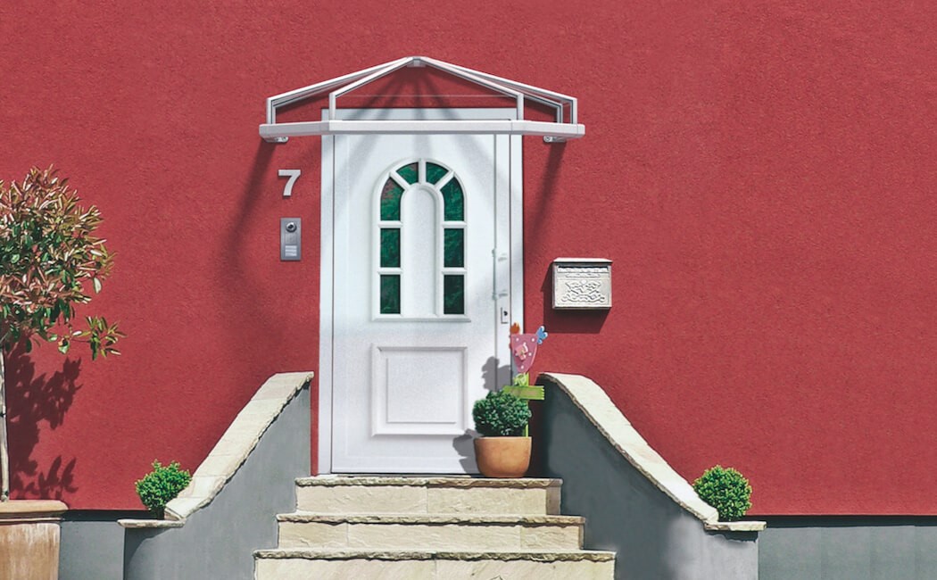 weiße Haustür im Landhausstil mit Vordach